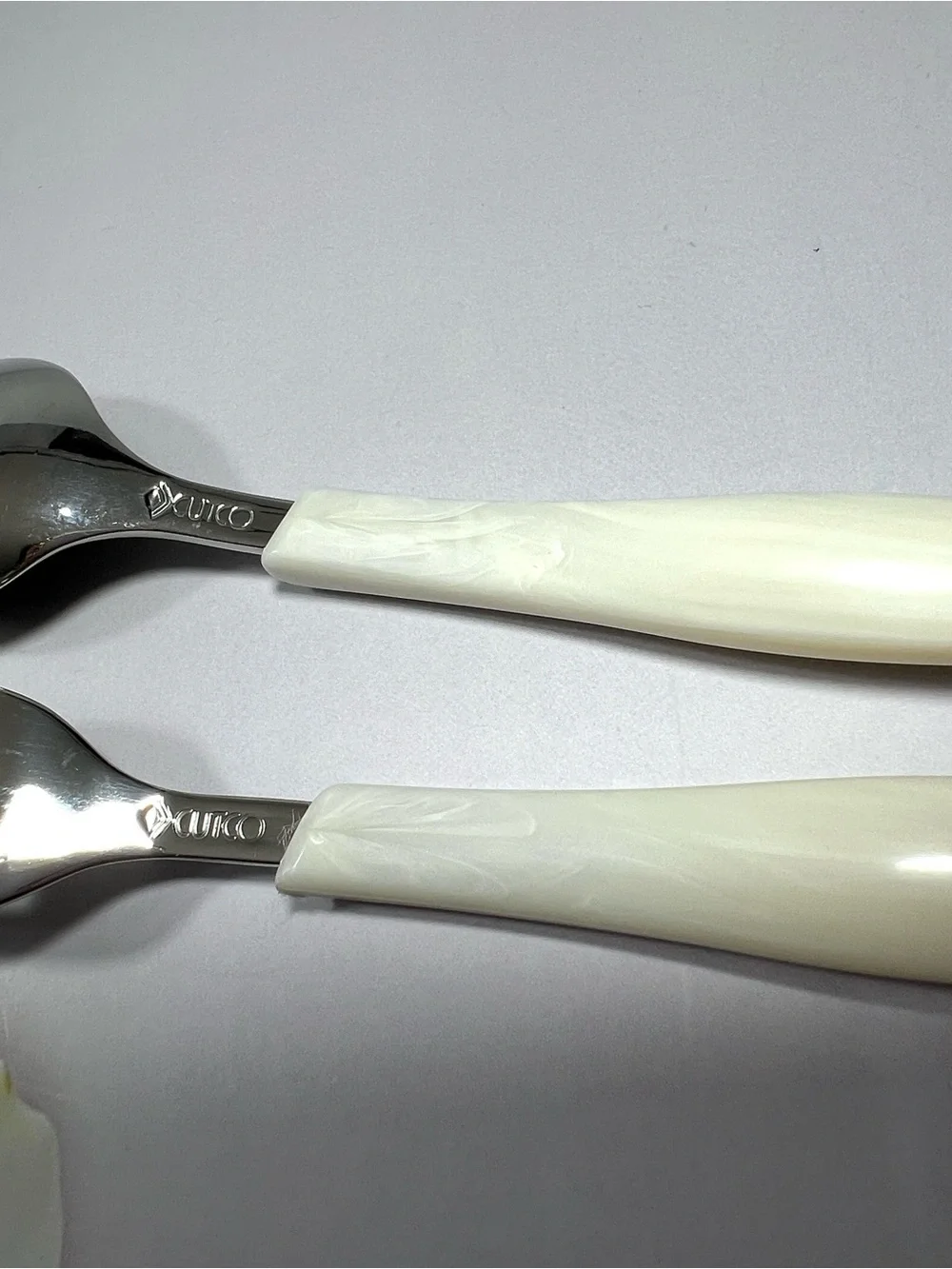 NEW CUTCO STAINLESS STEEL PEARL WHITE HANDLE TEASPOON & SALAD FORK SET